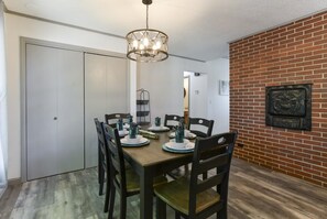 Rumah (Country Classic - 15min to downtown -) | Dapur pribadi | Lemari es, microwave, kompor, dan mesin pencuci piring