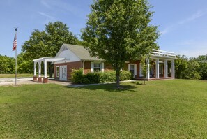 House (Country Classic - 15min to downtown -) | Property grounds - Country Classic (Powersite)