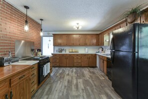 Rumah (Country Classic - 15min to downtown -) | Dapur pribadi | Lemari es, microwave, kompor, dan mesin pencuci piring