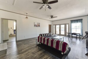Hus (Country Classic - 15min to downtown -) | 3 sovrum