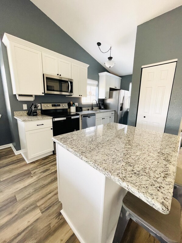 Condo (Pristine Dream @ Eagles Nest - Large ) | Cocina privada | Refrigerador, microondas, parrilla de estufa y lavavajillas 