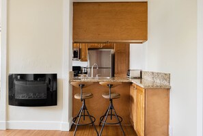 Fridge, microwave, oven, dishwasher - Dreamy Marina Del Rey 1BR, walk to Marina, shops & dining, by Blueground (Los Angeles)