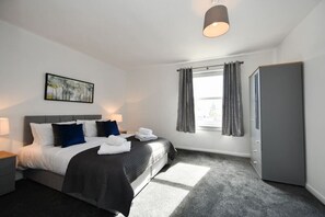 2 chambres, fer et planche à repasser, Wi-Fi gratuit, draps fournis