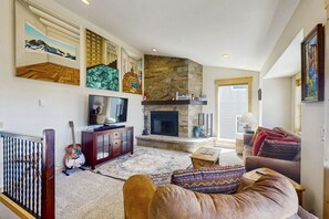 Fernseher, Kamin, Tischfußball