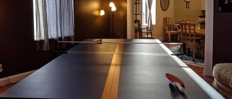 House (BROADWAY LOFT - SLEEPS 14+ - 3min to ) | 4 bedrooms, free WiFi