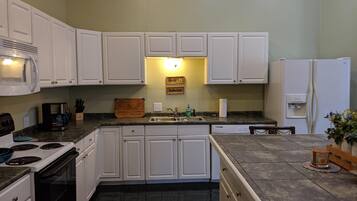 Casa (BROADWAY LOFT - SLEEPS 14+ - 3min to ) | Cocina privada | Refrigerador, cafetera y tetera y utensilios de cocina