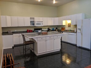 独立别墅 (BROADWAY LOFT - SLEEPS 14+ - 3min to ) | 私人厨房 | 冰箱、茶具/咖啡用具、厨具/餐具