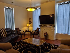 独立别墅 (BROADWAY LOFT - SLEEPS 14+ - 3min to ) | 客厅 | 电视、乒乓球