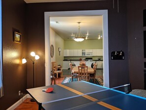 House (BROADWAY LOFT - SLEEPS 14+ - 3min to ) | Exterior