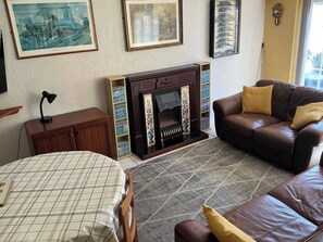 TV, fireplace - Rain Hill Cottage - Sleeps 4, Parking & Pets Ok (Louth)