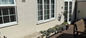 Rain Hill Cottage - Sleeps 4, Parking & Pets Ok