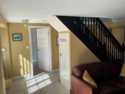 Rain Hill Cottage - Sleeps 4, Parking & Pets Ok