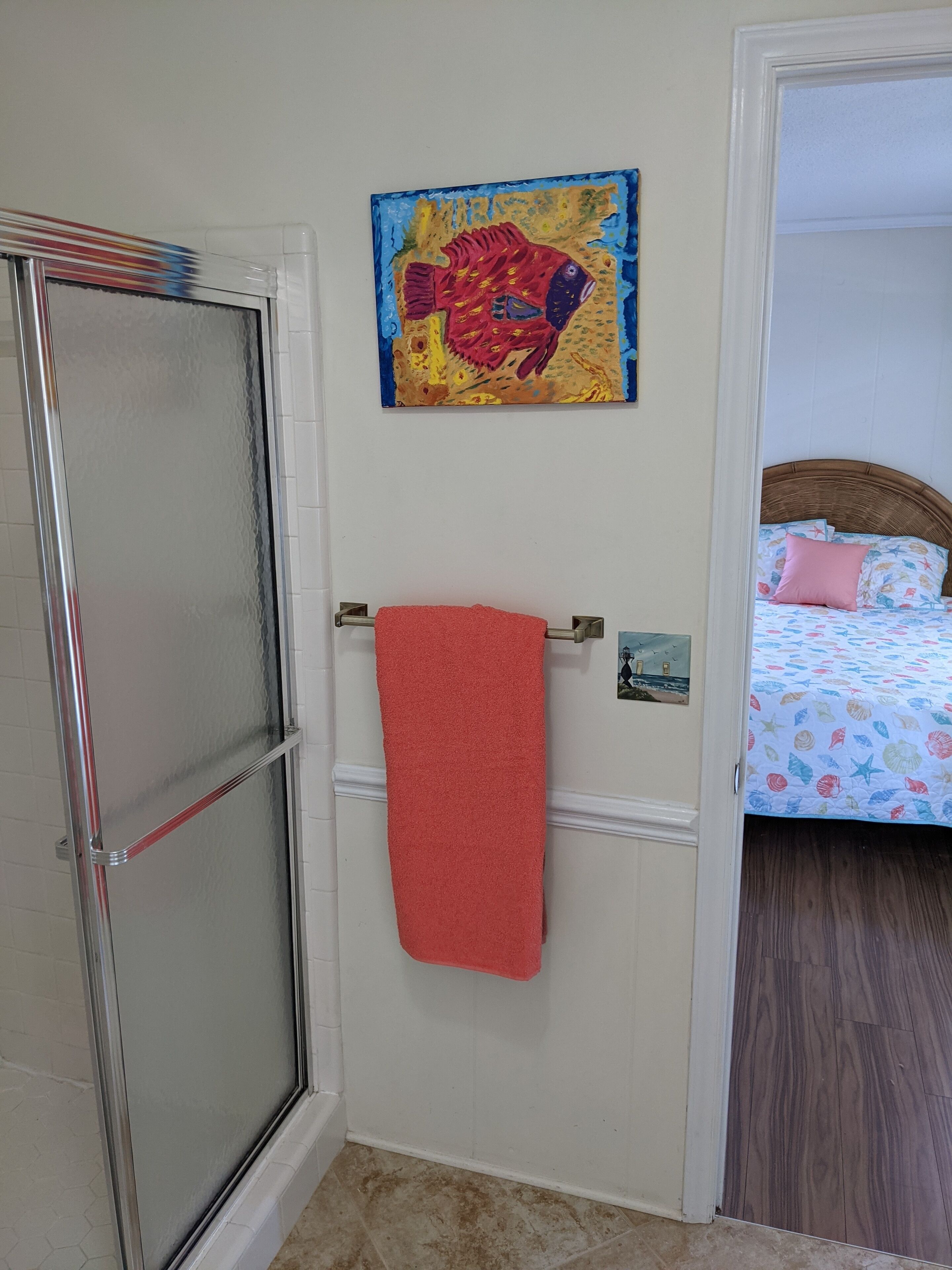Een bad/douchecombinatie, handdoeken, zeep, toiletpapier