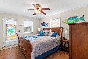 4 makuuhuonetta, työpöytä, ilmainen Wi-Fi, vuodevaatteet