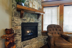 House (Coyote Cabin - EXCELLENT Location - 6) | Living room | TV