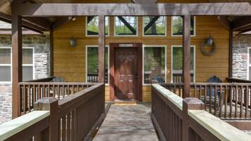 House (Coyote Cabin - EXCELLENT Location - 6) | Balcony