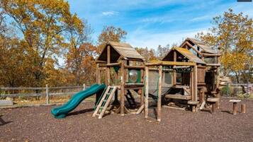 House (Coyote Cabin - EXCELLENT Location - 6) | Children’s area