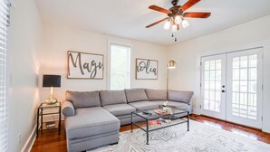 House (OZARK MAGNOLIA" - BUILT CIRCA 1877! -) | Living room | Fireplace, DVD player - Ozaaark Magnolia (Ozark)