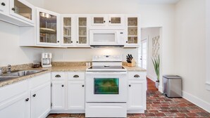 House (OZARK MAGNOLIA" - BUILT CIRCA 1877! -) | Private kitchen | Coffee/tea maker, fridge, microwave, stovetop - Ozaaark Magnolia (Ozark)