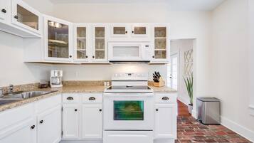House (OZARK MAGNOLIA" - BUILT CIRCA 1877! -) | Private kitchen | Fridge, microwave, stovetop, dishwasher