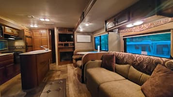 Cottage (Connie's Camp - 2014 Coachman W/bunkh) | Ruang keluarga