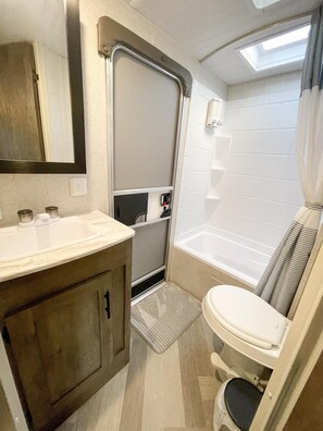 Mobile Home (Kennedy Kamp @ Branson View Campgroun) | Salle de bain