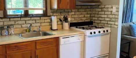 冷蔵庫、電子レンジ、オーブン、コンロ