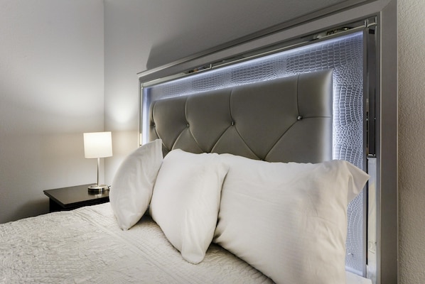 Condo (Glam R Us - Just remodeled - Pool - F)