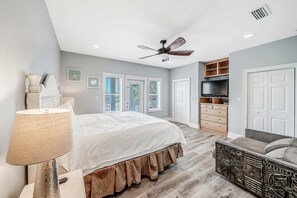 3 bedrooms, desk, WiFi, bed sheets - Deja Blue-  Direct beach view & Heated Pool (Panama City Beach)
