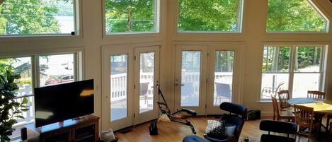 Una televisión, una chimenea