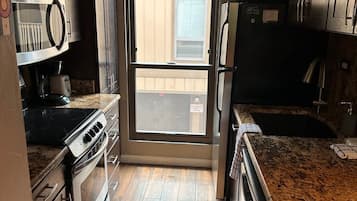 Een koelkast, een microgolfoven, een oven, een kookplaat