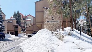 Un bâtiment recouvert de neige, sur lequel on peut lire l’inscription : « The Retreat ».
