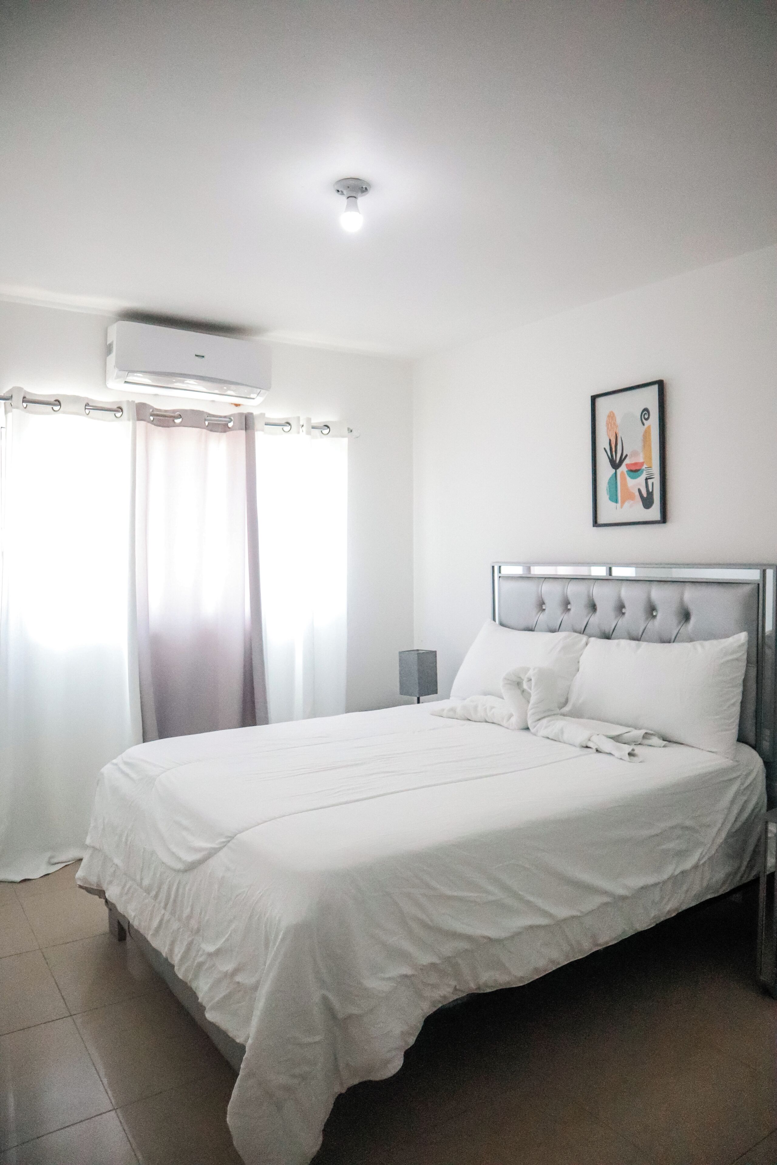 3 slaapkamers, een kluis op de kamer, een bureau, geluiddichte muren