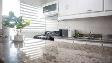 Frigorifero, microonde, forno, piano cottura