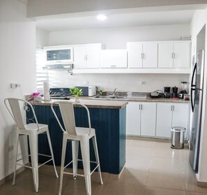 Réfrigérateur, micro-ondes, four, plaque de cuisson