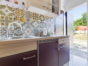 Fridge, cookware/dishes/utensils