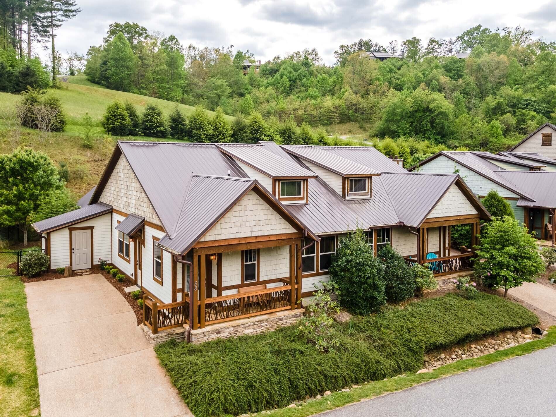 Belcher House - Upscale Townhome in Small Resort Community w/Clubhouse & Pool