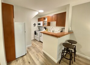 Réfrigérateur, four à micro-ondes, un four, surface de cuisson
