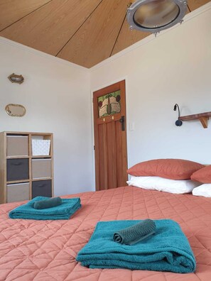 2 bedrooms, free WiFi, bed sheets - The Pirate's Rest, a tiny home by the beach. (Pauanui)