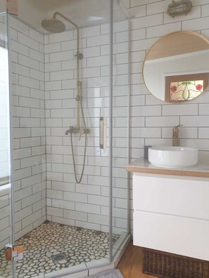 Shower, eco-friendly toiletries, towels, soap - The Pirate's Rest, a tiny home by the beach. (Pauanui)