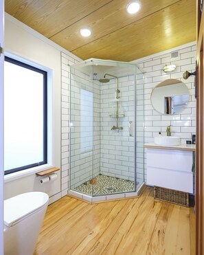 Shower, eco-friendly toiletries, towels, soap - The Pirate's Rest, a tiny home by the beach. (Pauanui)