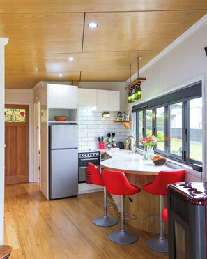 Kühlschrank, Ofen, Herdplatte, Wasserkocher mit Kaffee-/Teezubehör