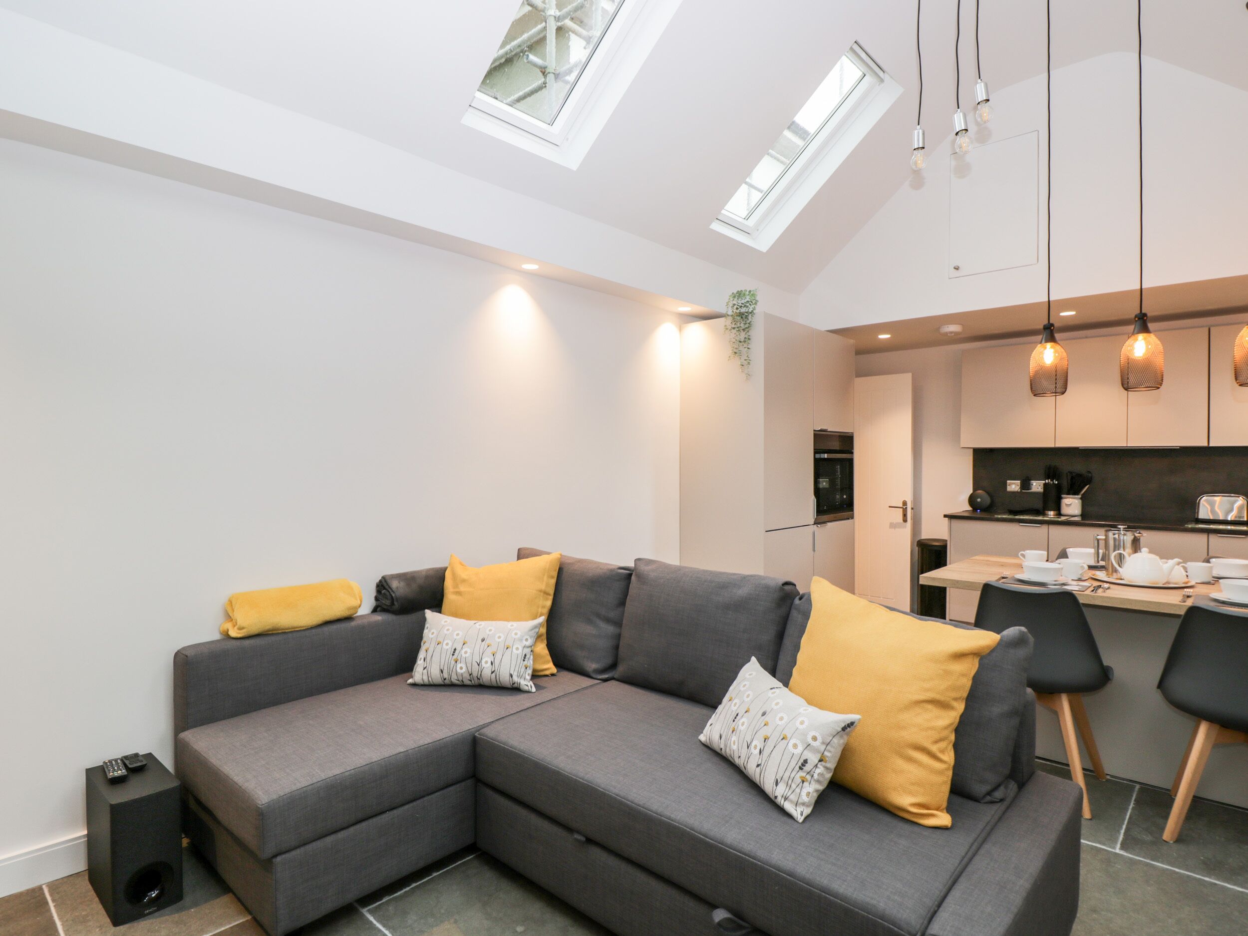 VALE LODGE, luxury holiday cottage, with a garden in Pewsey