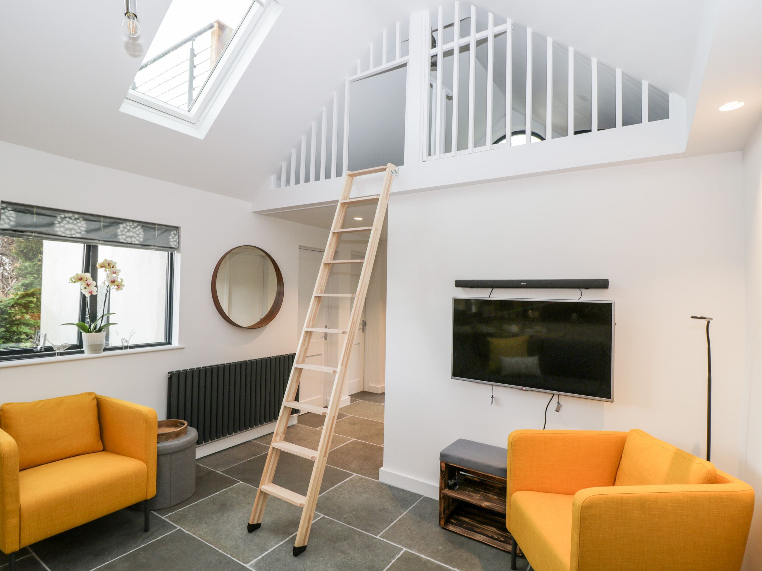 VALE LODGE, luxury holiday cottage, with a garden in Pewsey