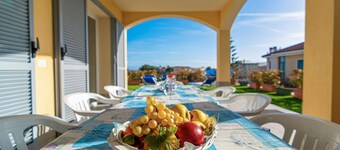 Villa Mimosa: villa med eksklusiv bruk, hage, grill, 3 soverom og 3 bad, for 8