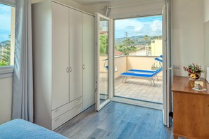 Interior - Villa Mimosa: exclusive use villa, garden, barbecue, 3 bedrooms and 3 bathrooms, max 8 people (Diano Marina)