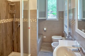 Dusche, Haartrockner, Bidet