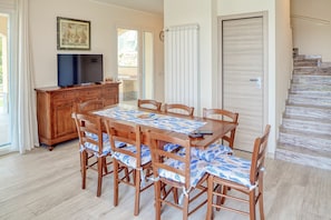 Dining - Villa Mimosa: exclusive use villa, garden, barbecue, 3 bedrooms and 3 bathrooms, max 8 people (Diano Marina)