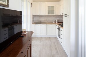 冷蔵庫、電子レンジ、オーブン、コンロ