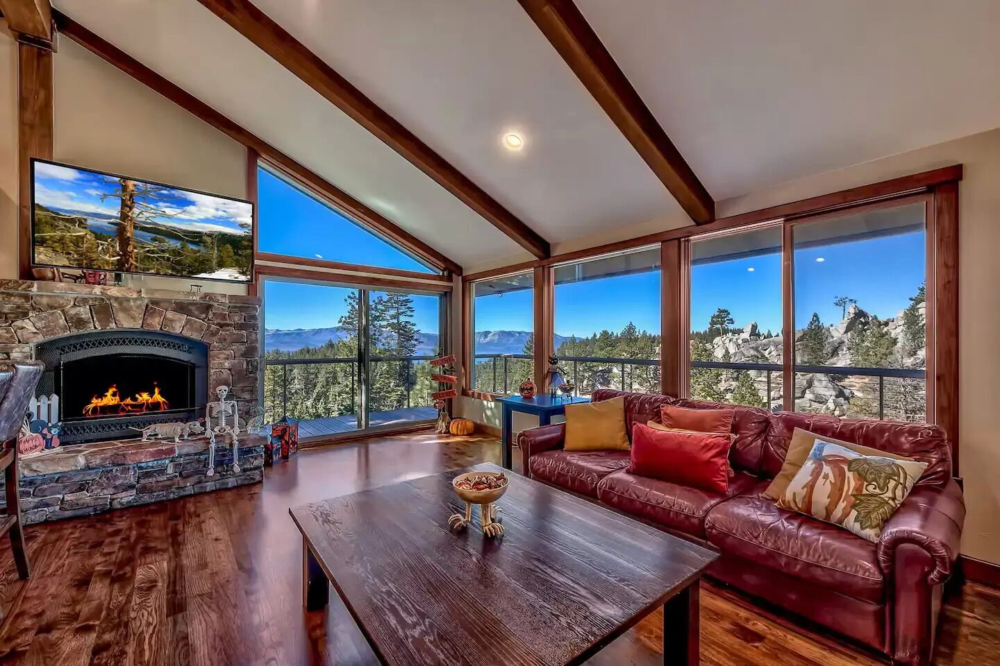 Renovated Luxury Lake View Home - new decor/hot tub/pool table/central location